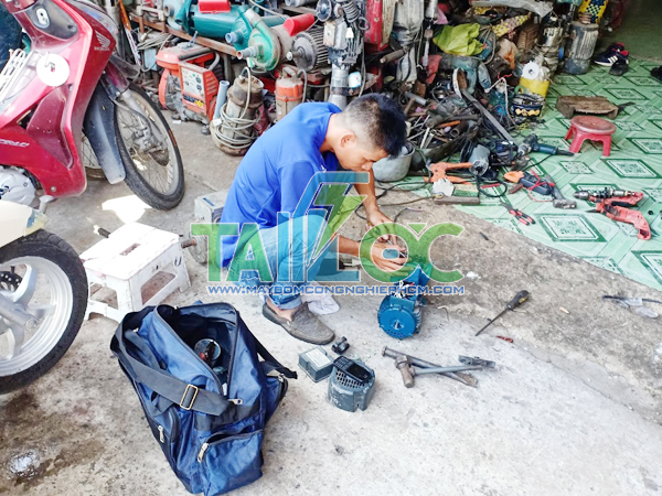 Thợ sửa máy bơm nước Dĩ An